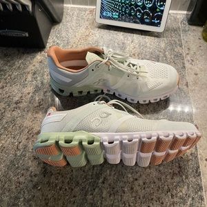 Size 7 ON cloud Running shoe Worn only once
